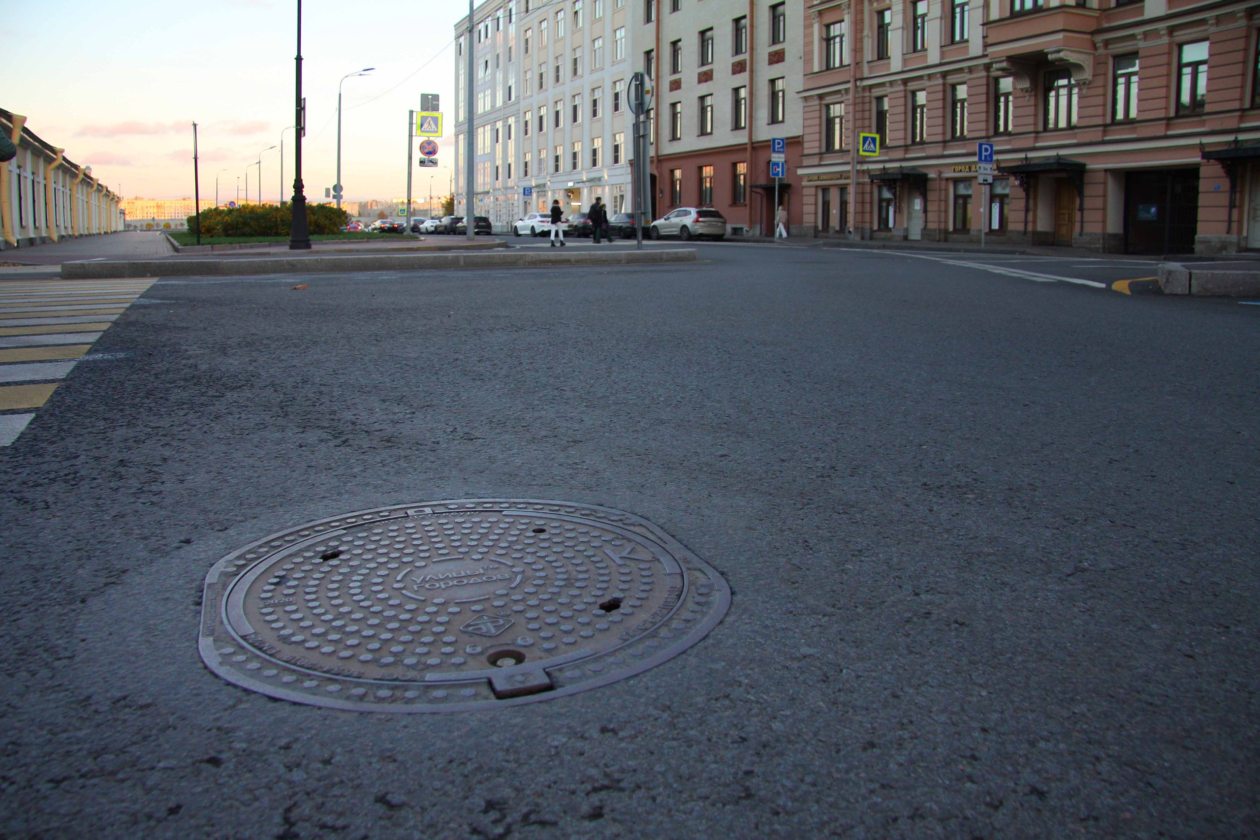 Трудно и невыгодно: кражи люков в Петербурге упали в 4 раза