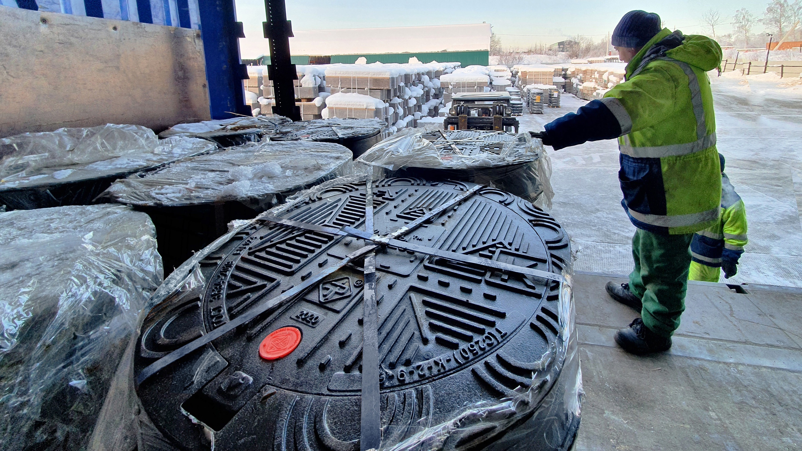 Продолжаются отгрузки люков чугунных из ВЧШГ на объекты реконструкции дорожной сети Республики Крым!