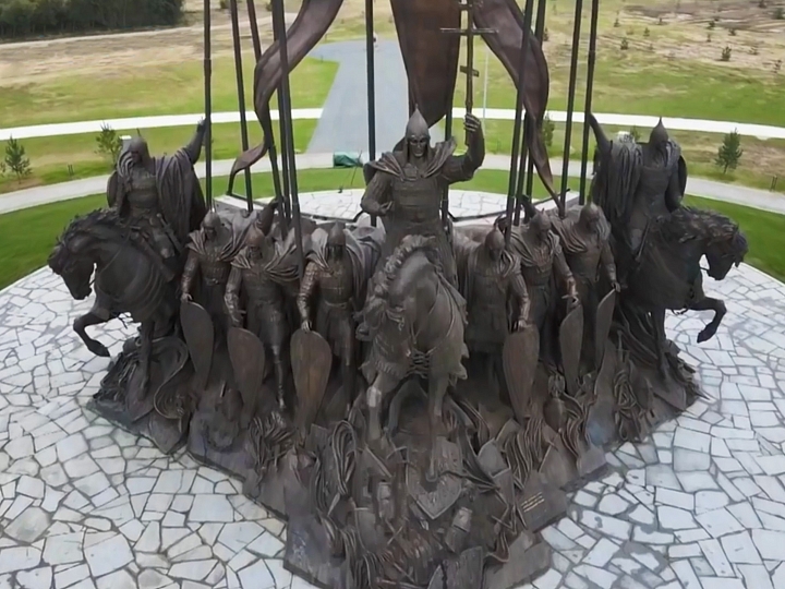 Памятник Александру Невскому на берегу Чудского озера